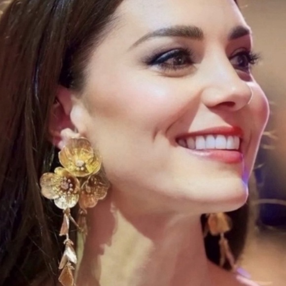 Zara Kate Middleton Gold cascading Floral Drop Earrings - Picture 8 of 9